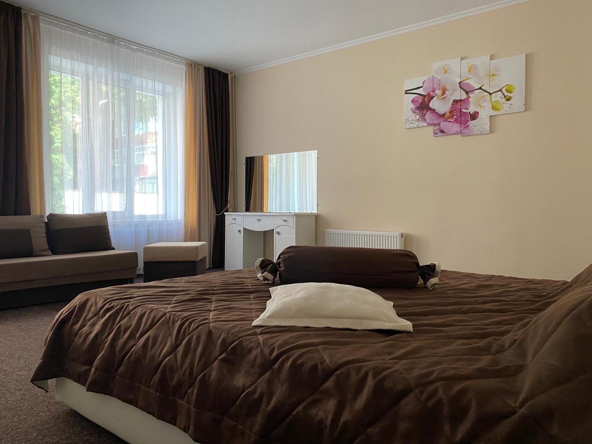 Орхідея Hotel Romni Kültér fotó
