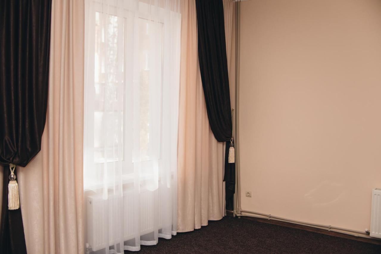 Орхідея Hotel Romni Kültér fotó